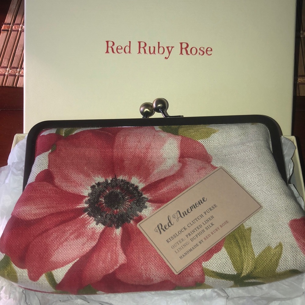 Amazing Boutique Kisslock Clutch Purse